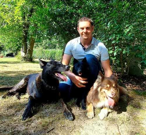 Notre éducateur canin en compagnie de 3 chiens